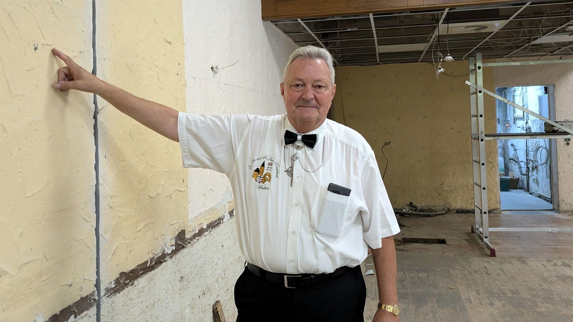 15. August 2024. Rheinbach. Der Brudermeister der Rheinbacher Schützen, Walter Honerbach, zeigt, dass das Wasser 1,74 Meter hoch in dem Schützenhaus gestand hatte. Foto: Frank Engel-Strebel