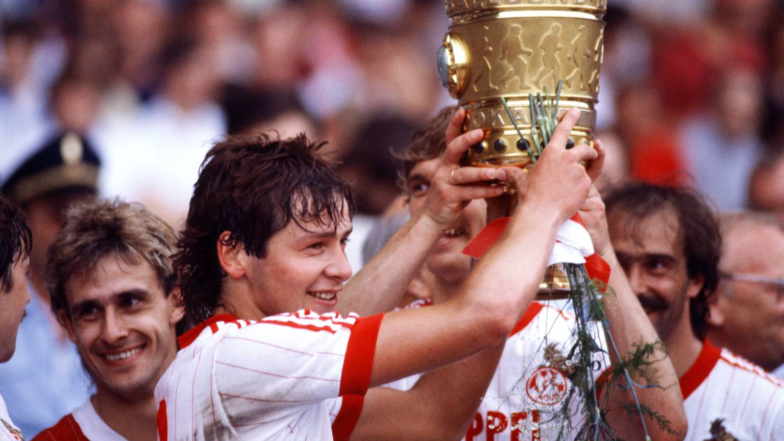 Der bislang letzte Triumph: Stephan Engels hält 1983 den Pokal in die Höhe. Links ist Siegtorschütze Pierre Littbarski zu sehen.