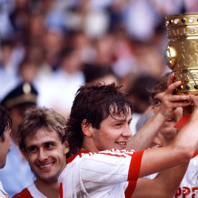 Der bislang letzte Triumph: Stephan Engels hält 1983 den Pokal in die Höhe. Links ist Siegtorschütze Pierre Littbarski zu sehen.