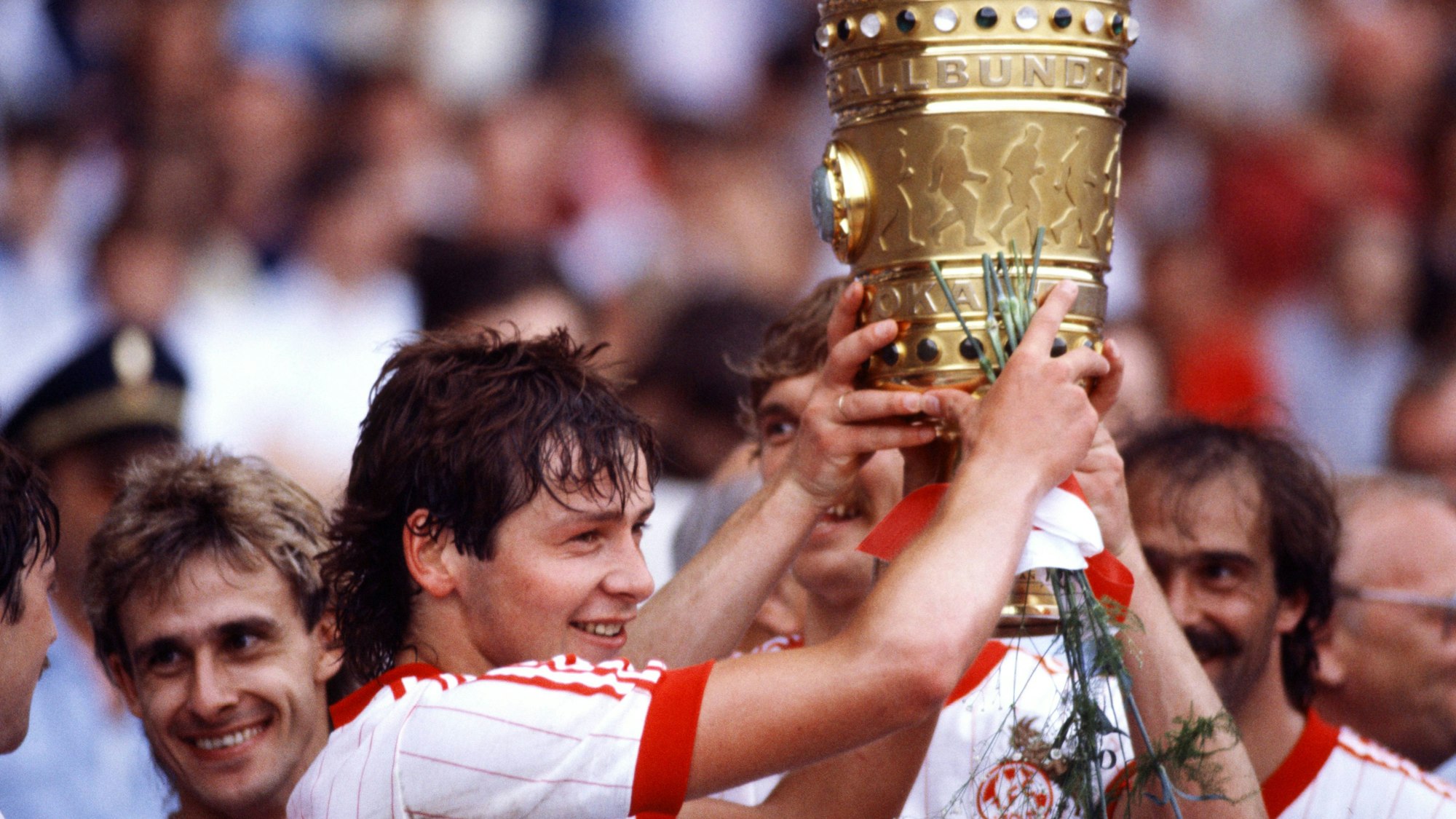 Der bislang letzte Triumph: Stephan Engels hält 1983 den Pokal in die Höhe. Links ist Siegtorschütze Pierre Littbarski zu sehen.