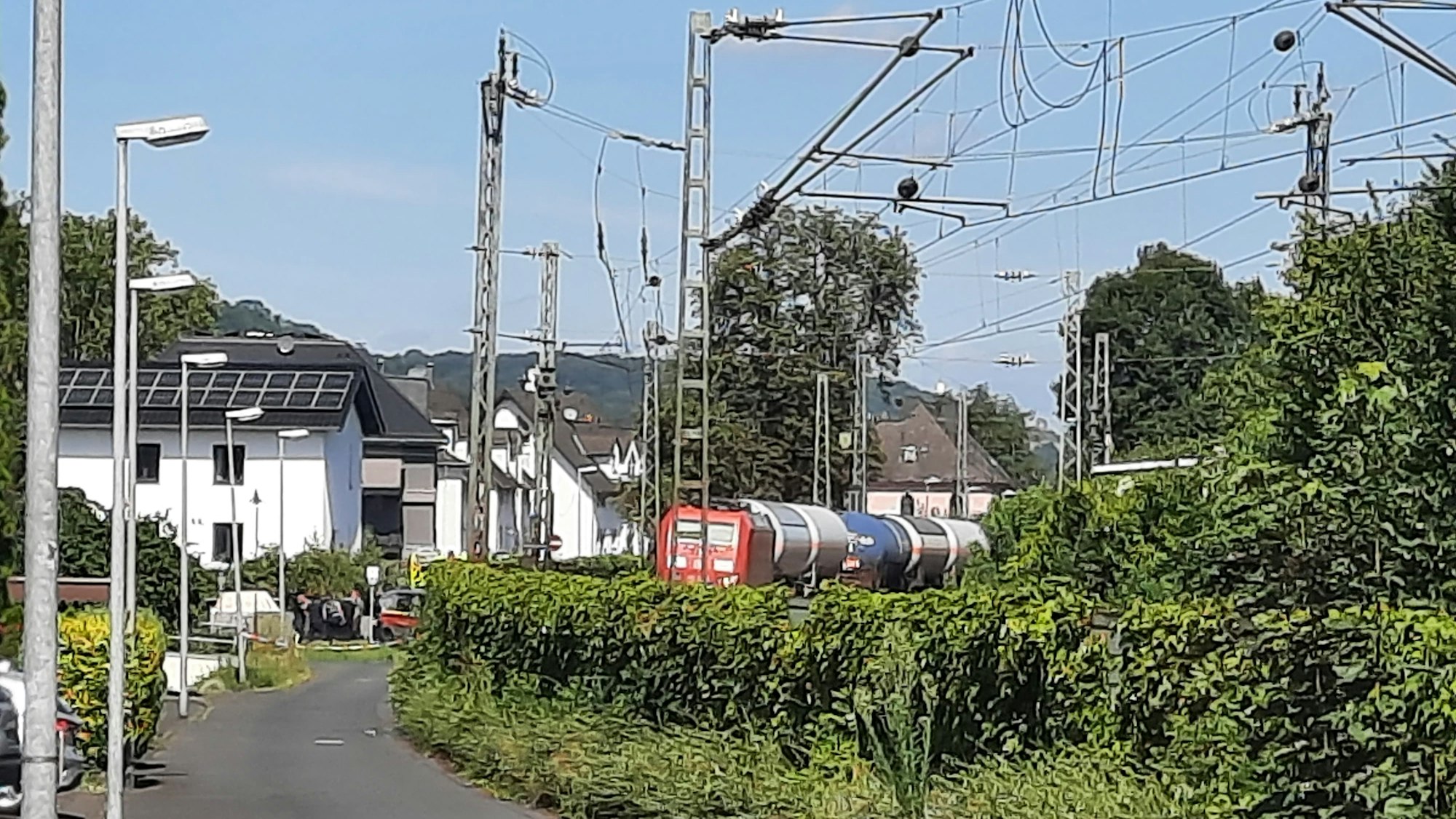 Der Güterzug auf der Strecke in dem Wohngebiet in Unkel, aus einem der Waggons ist offenbar Gas ausgetreten.