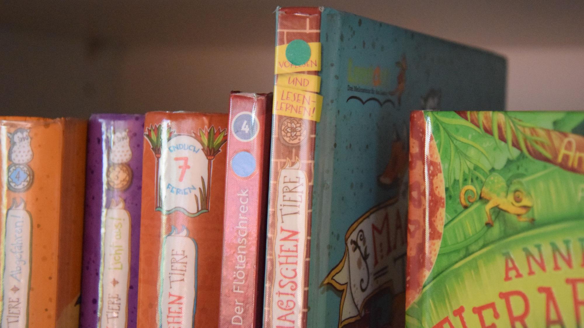 Bücher mit Punkten markiert
