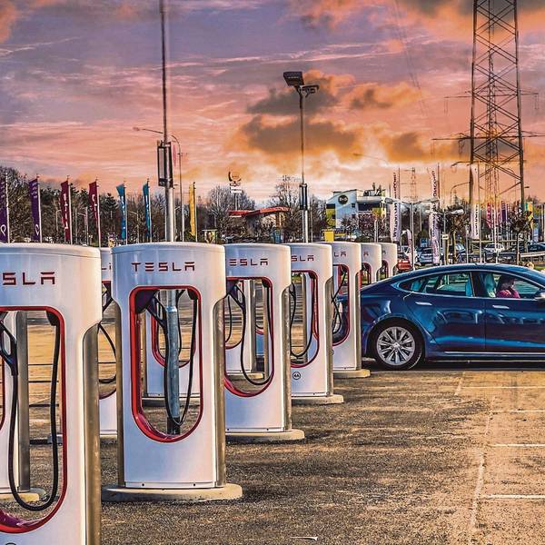 Das Bild zeigt eine Tesla Supercharger-Ladestation in Frechen.