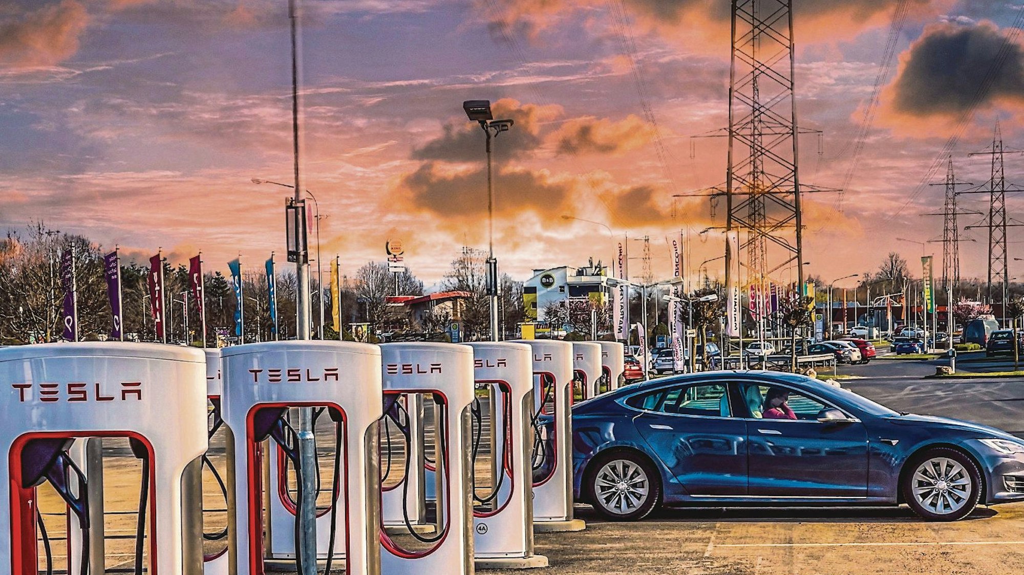 Das Bild zeigt eine Tesla Supercharger-Ladestation in Frechen.