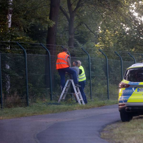 Mitarbeiter des Flughafens reparieren den beschädigten Zaun am FLughafen Köln-Bonn.
