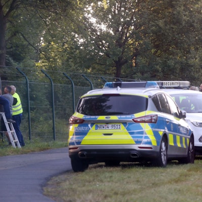 Mitarbeiter des Flughafens reparieren den beschädigten Zaun am FLughafen Köln-Bonn.