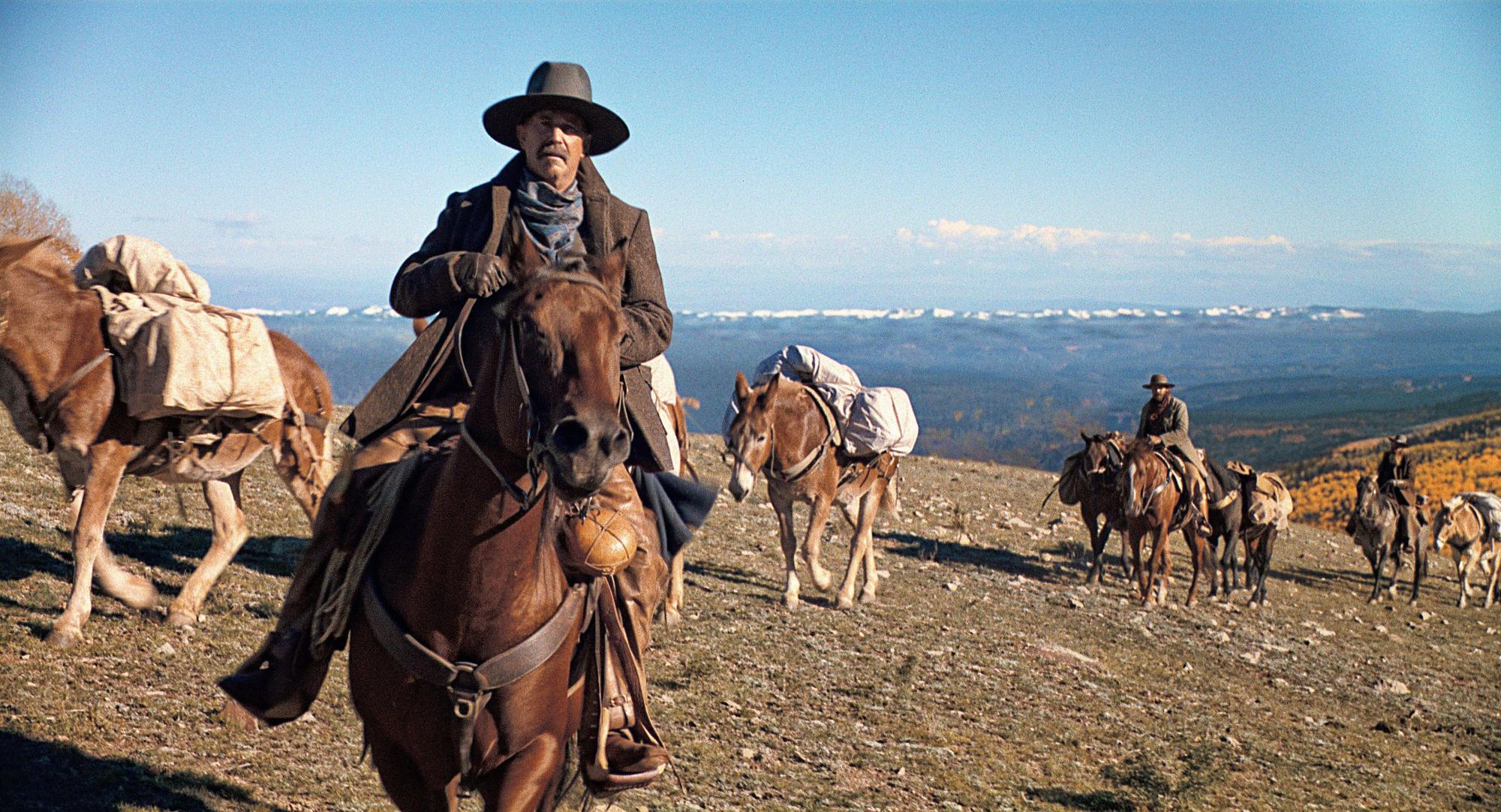 Kevin Costner als Hayes Ellison in einer Szene des Kinofilms „Horizon“ (undatierte Filmszene).