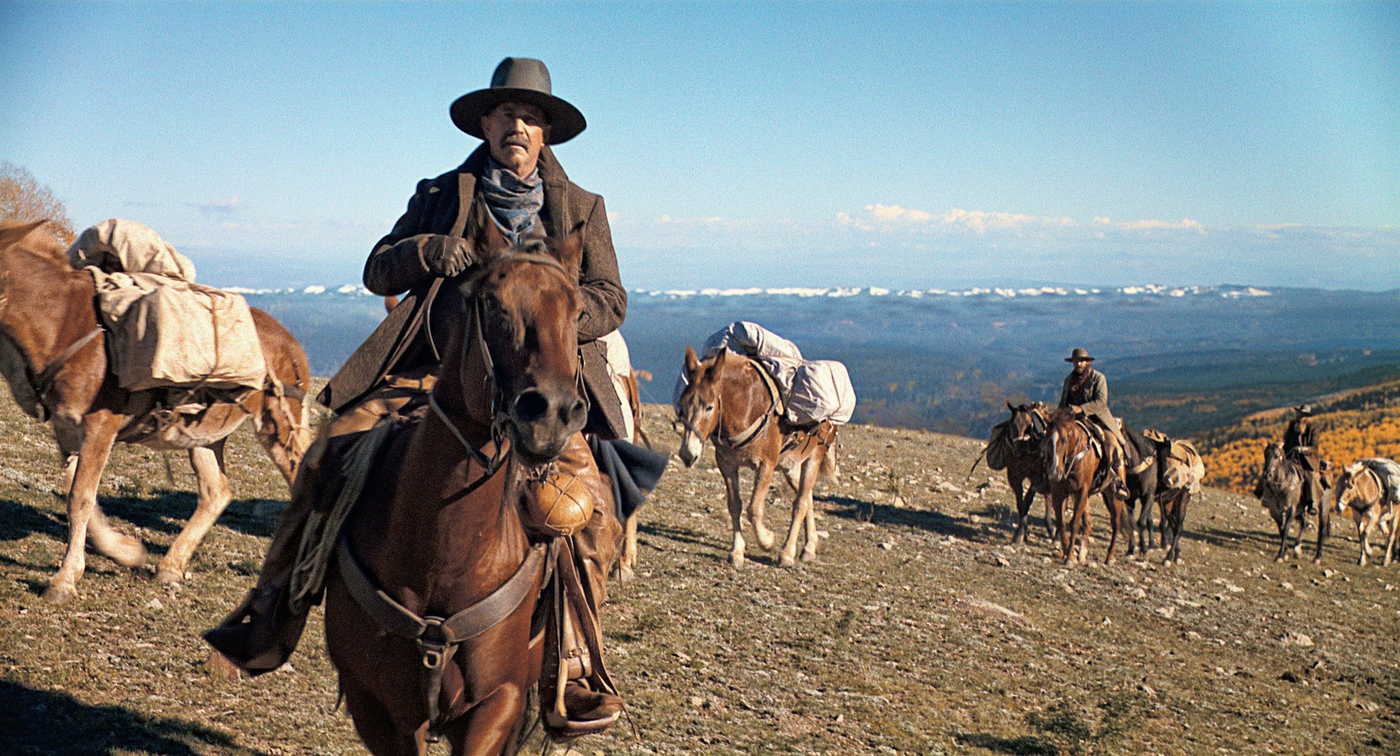 Kevin Costner als Hayes Ellison in einer Szene des Kinofilms „Horizon“ (undatierte Filmszene).