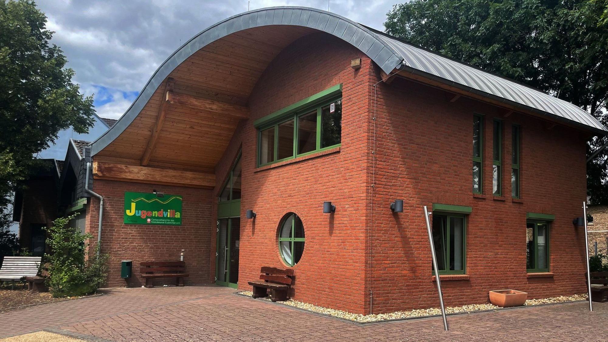 Ein Backsteingebäude trägt ein Schild mit der Aufschrift „Jugendvilla“.
