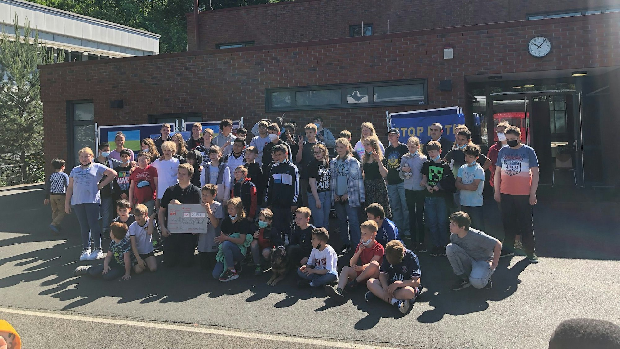 Die Schülerinnen und Schüler der Eduard-Mörike-Schule bei der Scheckübergabe an den Verein „City of Hope“.