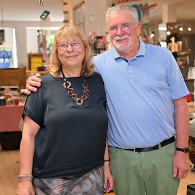 Das Ehepaar steht im Geschäft.