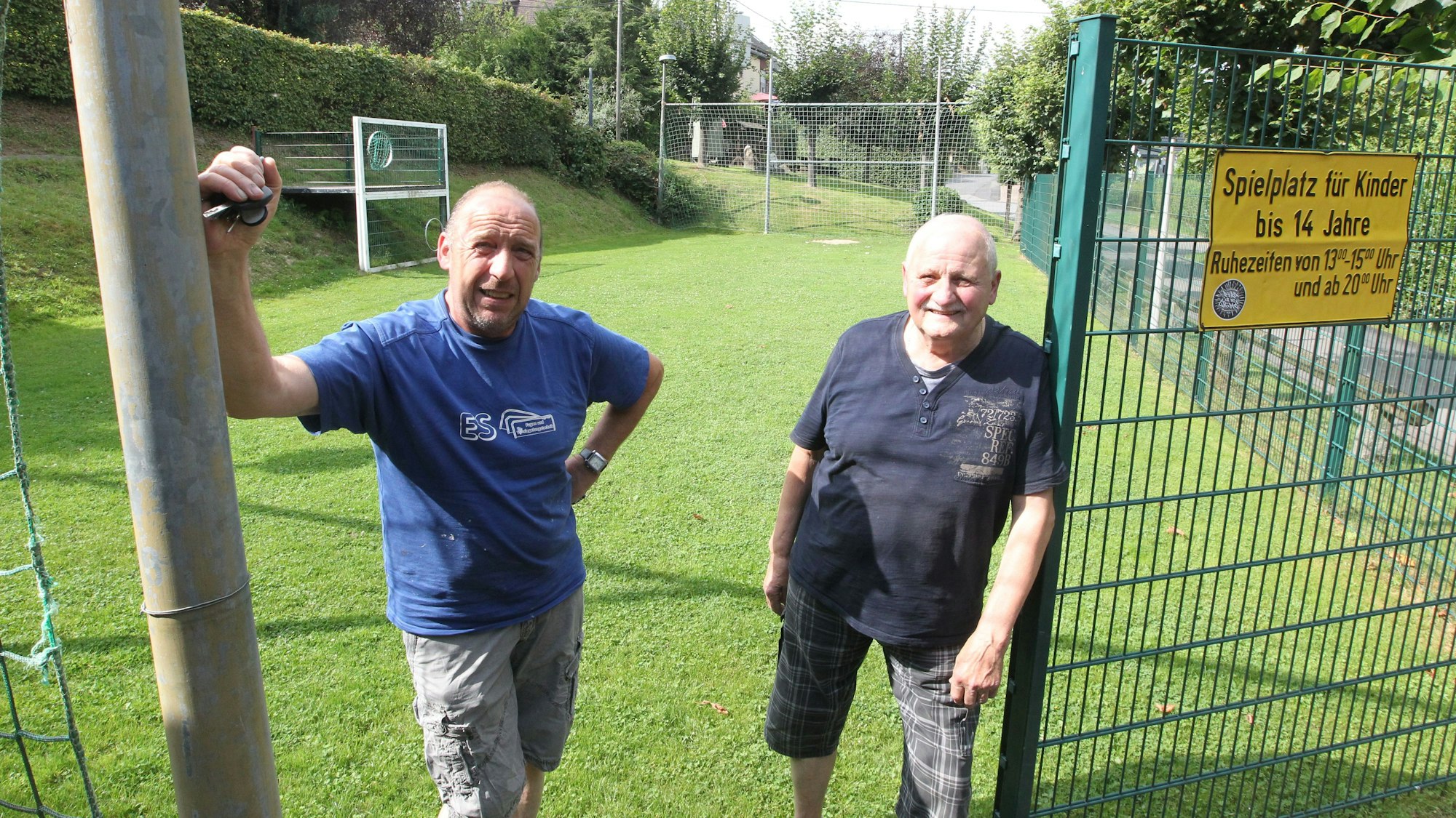 Völkerball-Initiator Josef Herchenbach (rechts) und Dorfgemeinschafts-Vorsitzender Ewald Schweinert am Platz.