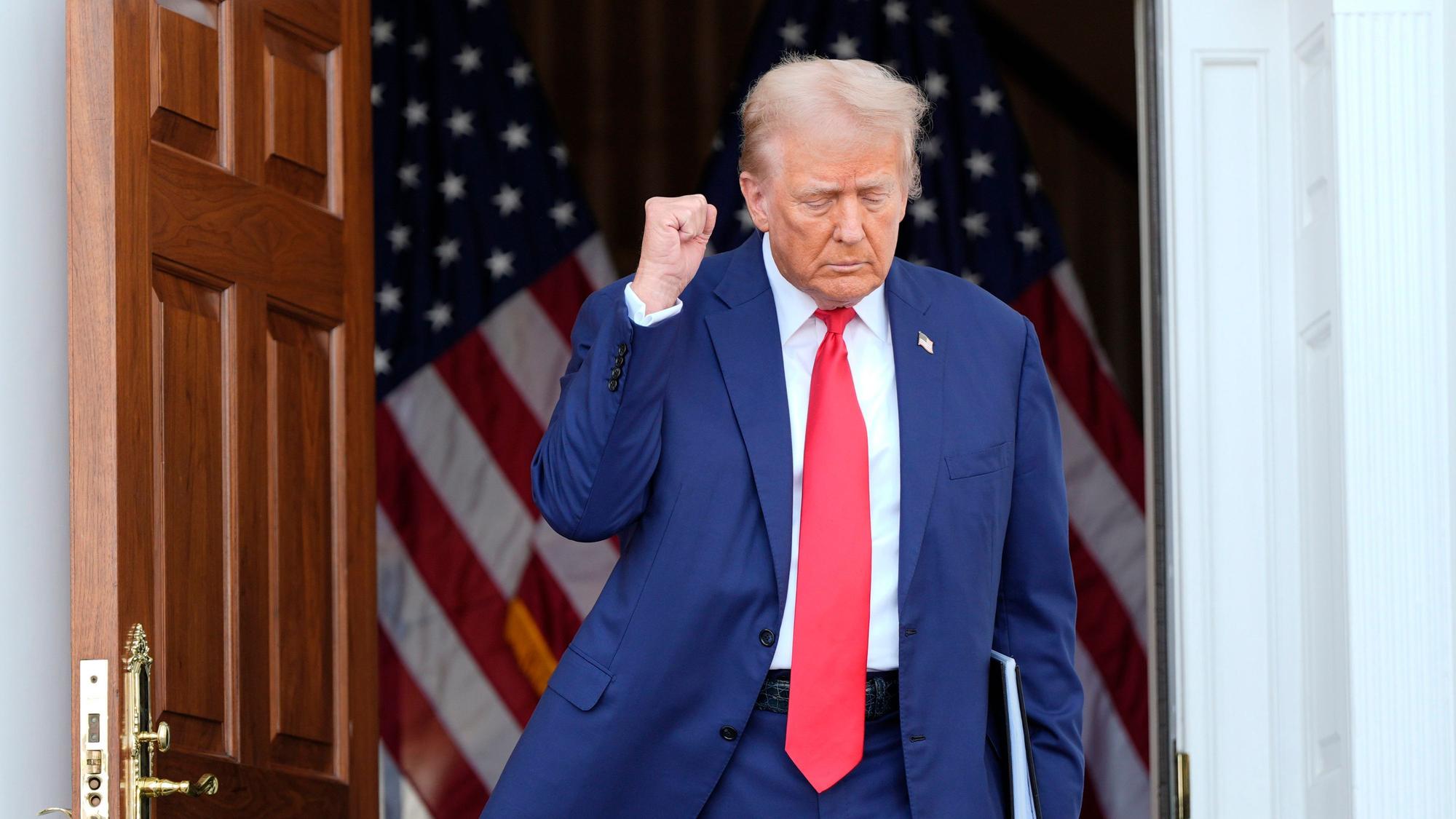 Nach wie vor siegessicher: Donald Trump gerät im US-Wahlkampf zunehmend unter Druck.