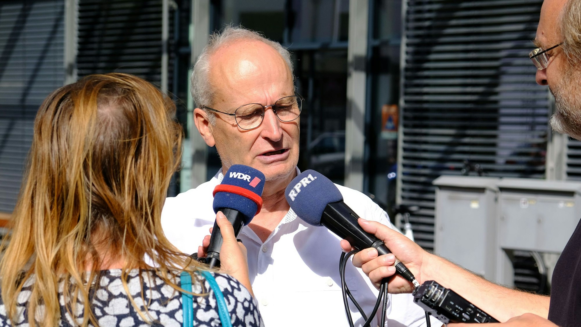 Bürgermeister Dr. Hans-Peter Schick im Interview mit zwei Radioreportern.