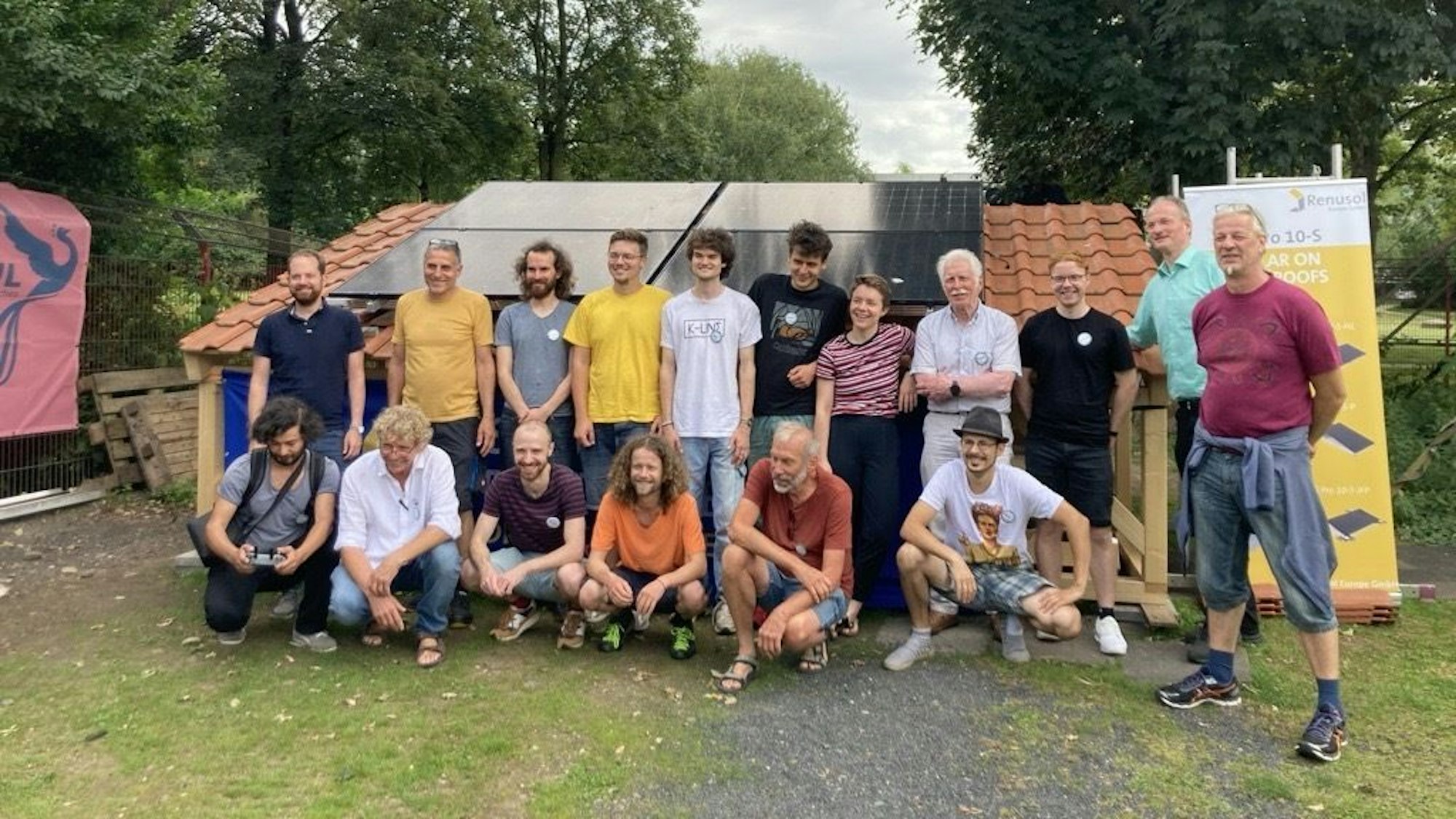 Die Camp-Teilnehmer und das Organisationsteam posieren gemeinsam bei der Abschlussveranstaltung am 09.08.