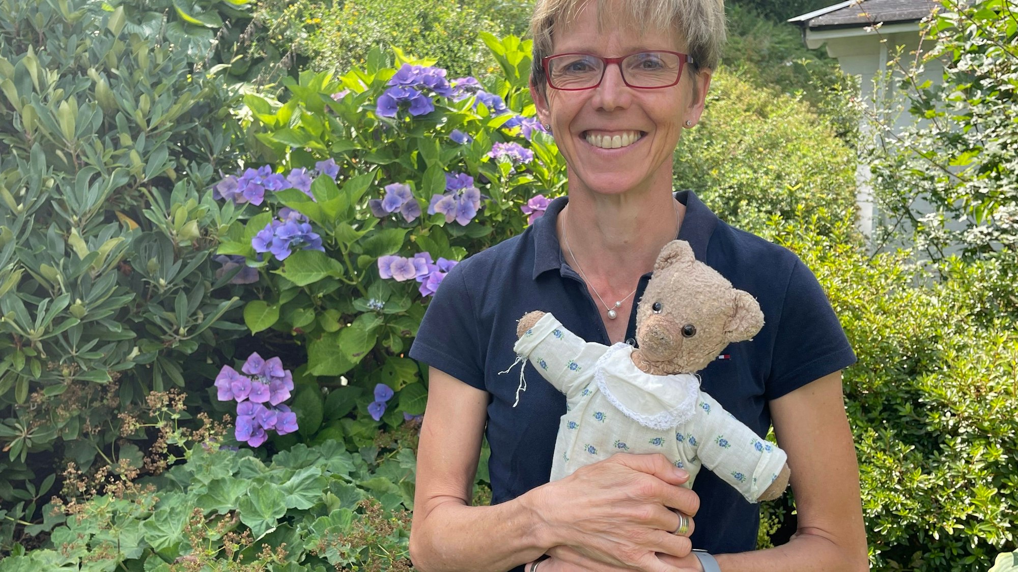 Isabelle Grosalski mit ihrem geliebten Stofftier.