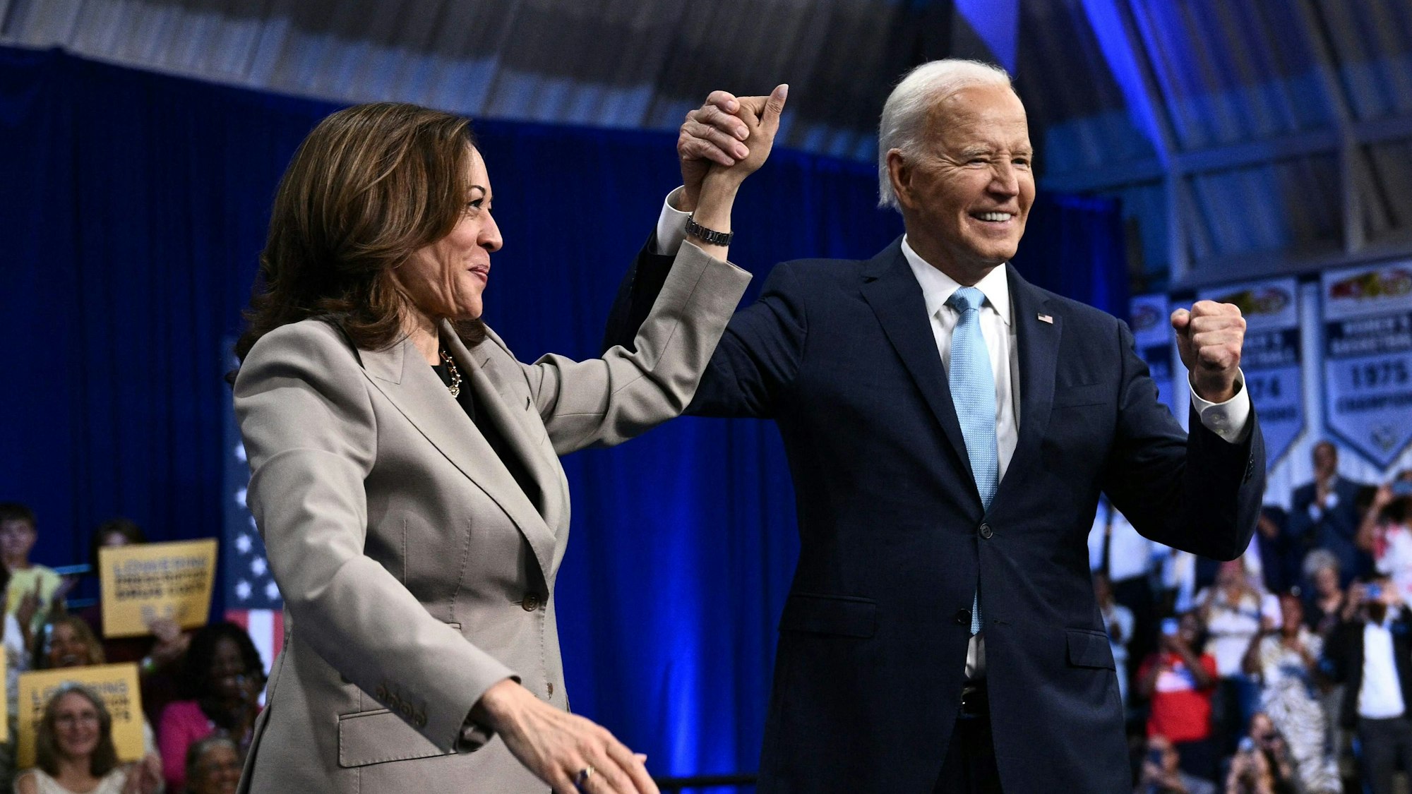 US-Präsident Joe Biden und die Vizepräsidentin und demokratische Präsidentschaftskandidatin Kamala Harris reichen sich nach einer Rede die Hände.