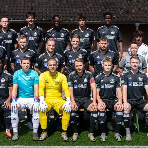 Die Mannschaft des SV Nierfeld posiert auf Kunstrasen für ein Foto.