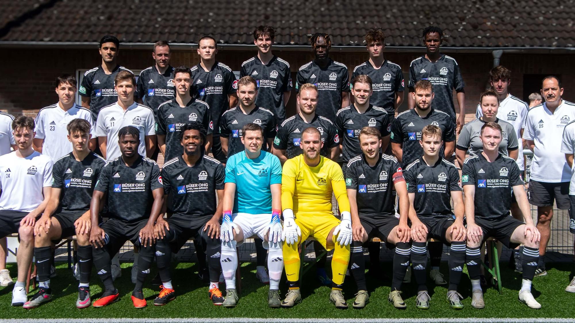 Die Mannschaft des SV Nierfeld posiert auf Kunstrasen für ein Foto.