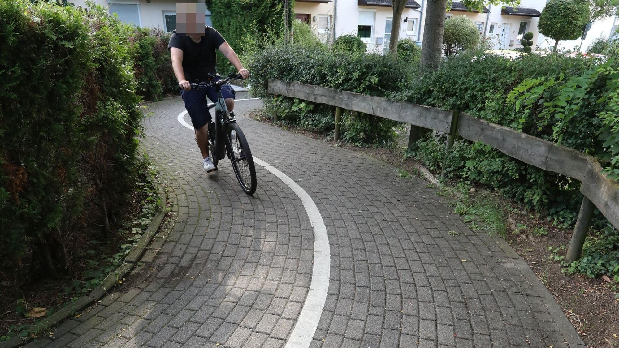 Ein Radfahrer fährt über einen kurvigen Radweg.