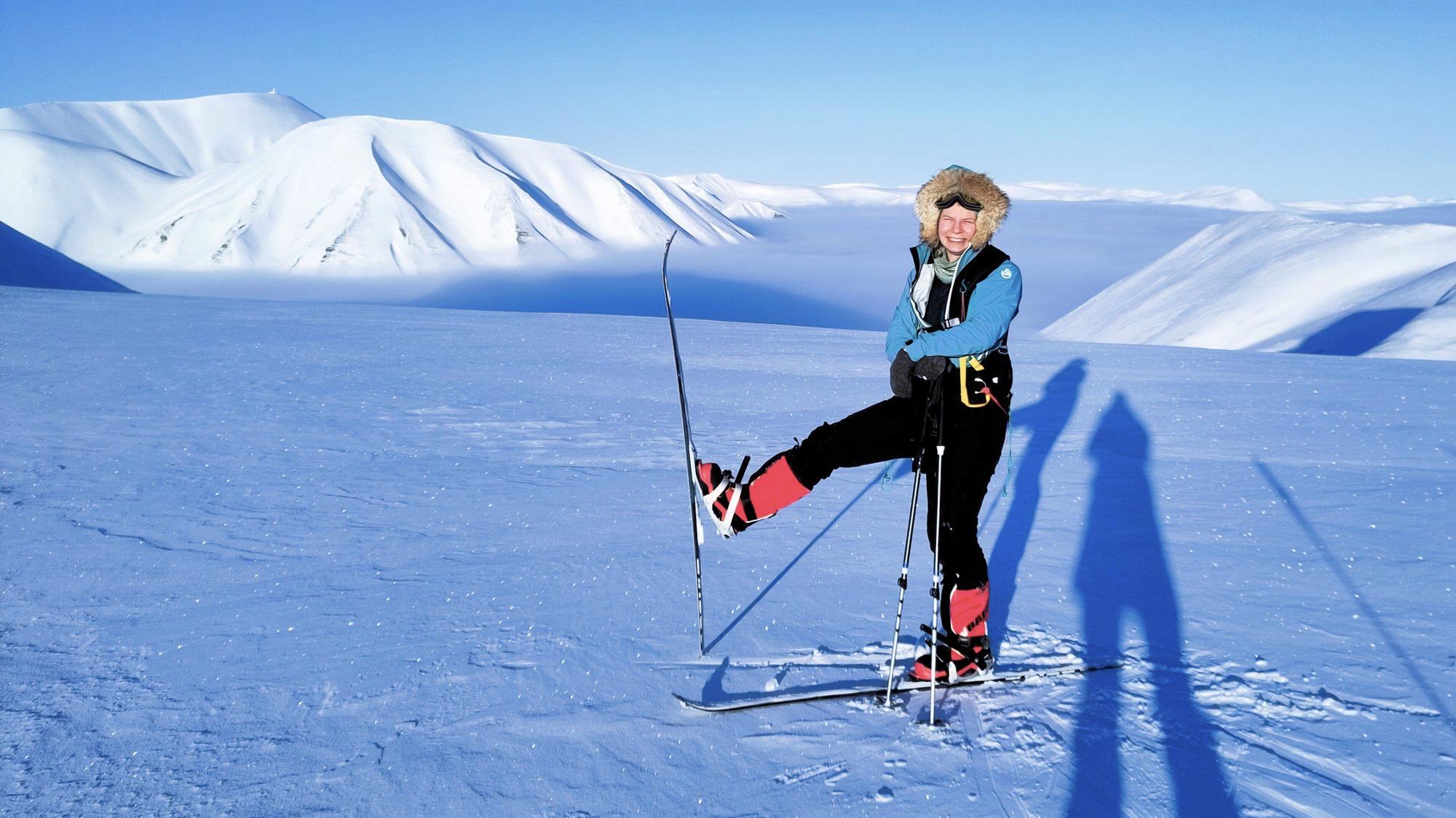 Spitzbergen: Rabea Rogge ist bei einem Training auf Spitzbergen mit Skiern unterwegs.