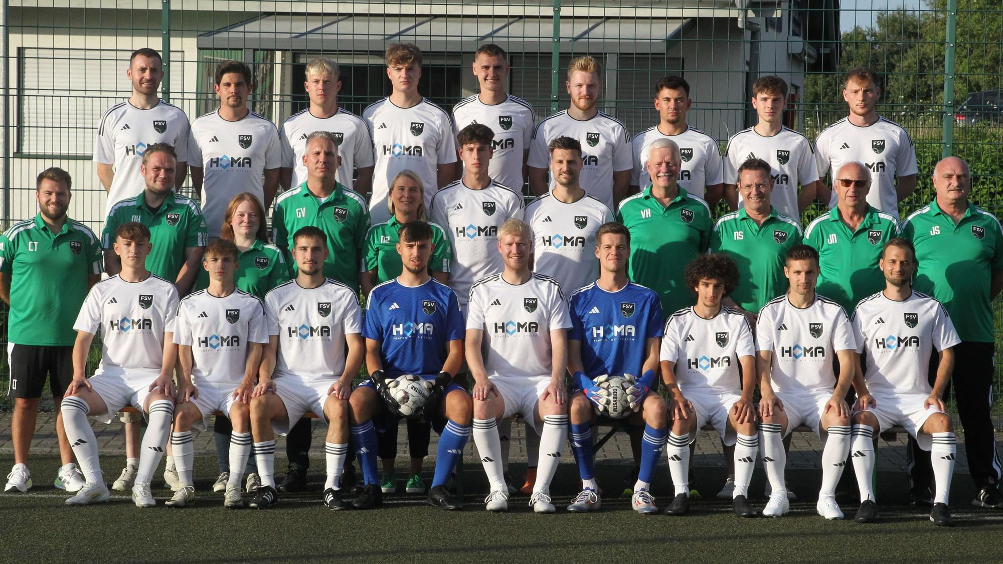 Florian Diehl (oben, von links), Paul Orfgen, Daniel Helmann, Leander Hellwig, Marc Schneider, Jona Ehses, Tom Wieschebrock, Tim Dreilich, Niklas Krämer, Co-Trainer Christian Thomas (Mitte, von links), Schatzmeister Niko Heisse, stellvertretende Geschäftsführerin Janine Behrend, 2. Vorsitzender Guido Vierkötter, stellvertretende Schatzmeisterin Nicole Zimmermann, Linus Daus, Michael Hermanni, Sportlicher Leiter Volker Heinen, 1. Vorsitzender Norbert Schneider, Geschäftsführer Jürgen Nelles, Betreuer Jürgen Schulz, Philipp Schulz (unten, von links), Moritz Tel, Finn Geiger, Tobias Ständer, Rico Heinen, Simon Stokowy, Abdullah El Leithy, Micha Schmitz und Christopher Mai vom FSV Neunkirchen-Seelscheid.