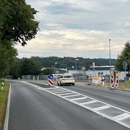 Nümbrecht-Elsenroth, Landesstraße 350, die aktuelle Anbindungssituation zum Gewerbegebiet Alte Ziegelei.