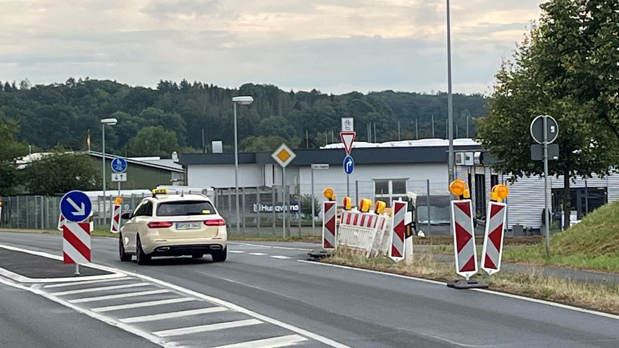 Nümbrecht-Elsenroth, Landesstraße 350, die aktuelle Anbindungssituation zum Gewerbegebiet Alte Ziegelei.