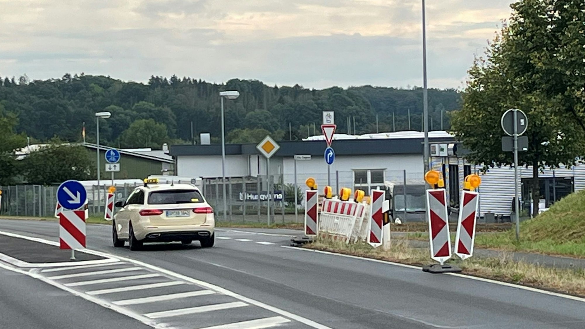 Nümbrecht-Elsenroth, Landesstraße 350, die aktuelle Anbindungssituation zum Gewerbegebiet Alte Ziegelei.