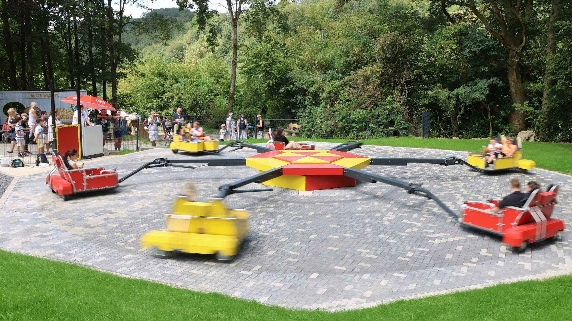 Eine Totalansicht des Fahrgeschäfts.