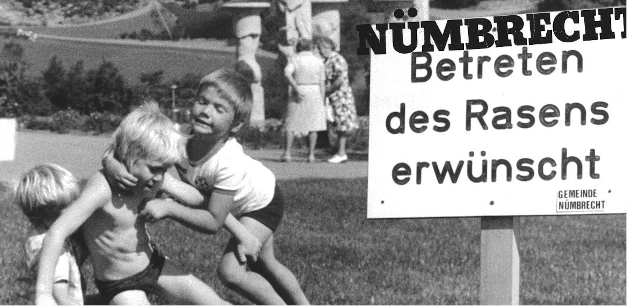 Das Motto war „Betreten des Rasens erwünscht“. Kinder raufen spielerisch im Kurpark.