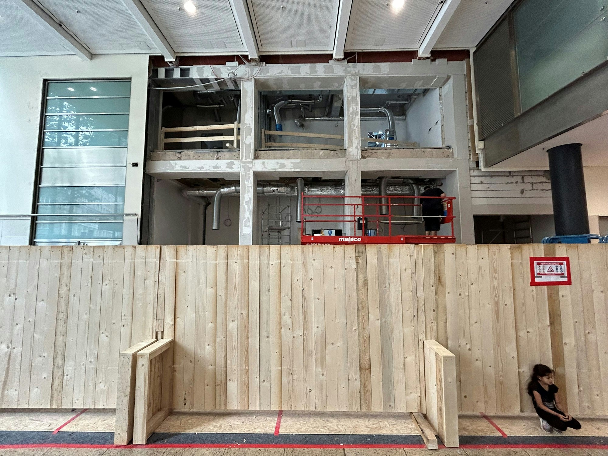 Bundespolizei im Bahnhof im Bau