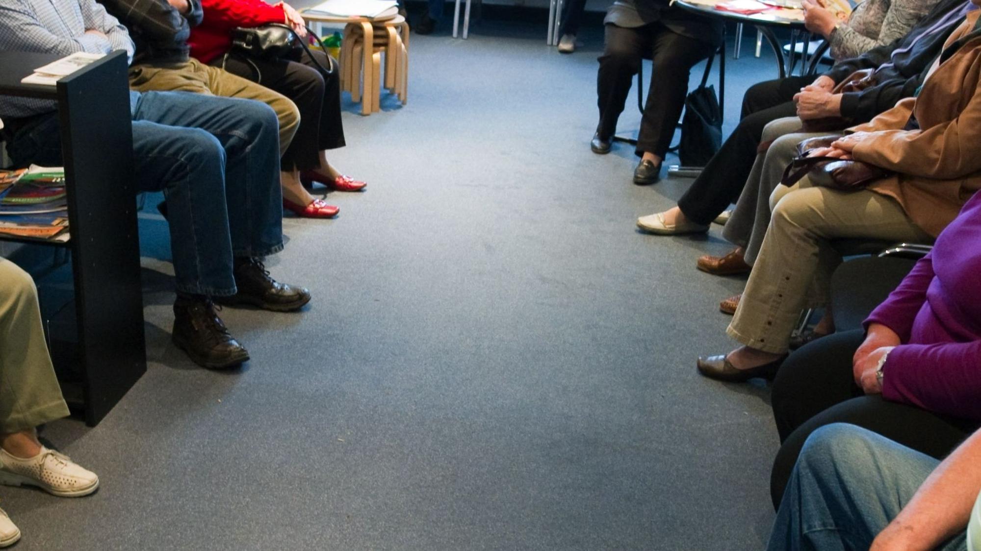 Viele Patienten sitzen in einem Wartezimmer einer Arztpraxis