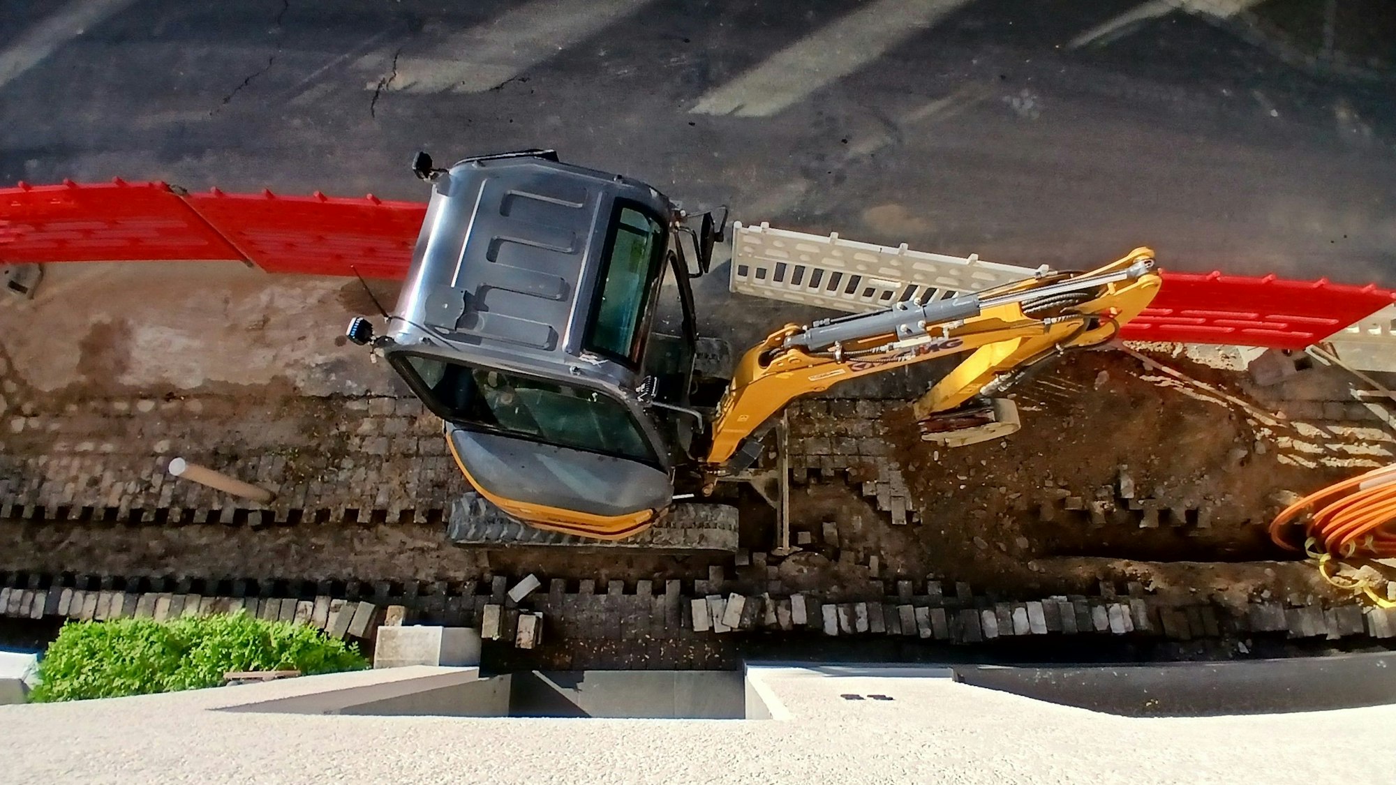 Ein Minibagger von oben fotografiert.