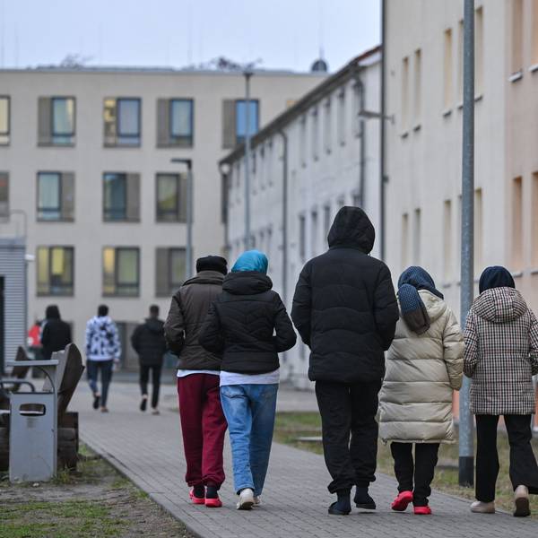 Migranten gehen über das Gelände der Zentralen Erstaufnahmeeinrichtung für Asylbewerber (ZABH) des Landes Brandenburg in Eisenhüttenstadt. (Symbolbild)