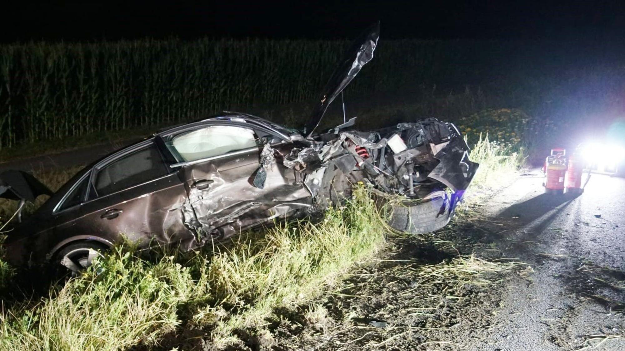Ein stark beschädigtes Auto hängt im Straßengraben,