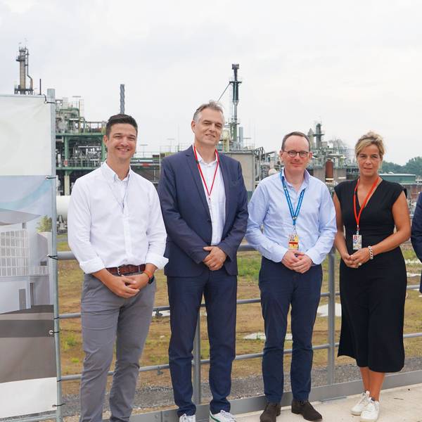 NRW-Wirtschaftsministerin Mona Neubaur mit fünf Vertretern des Shell Energy and Chemicals Park Rheinland.