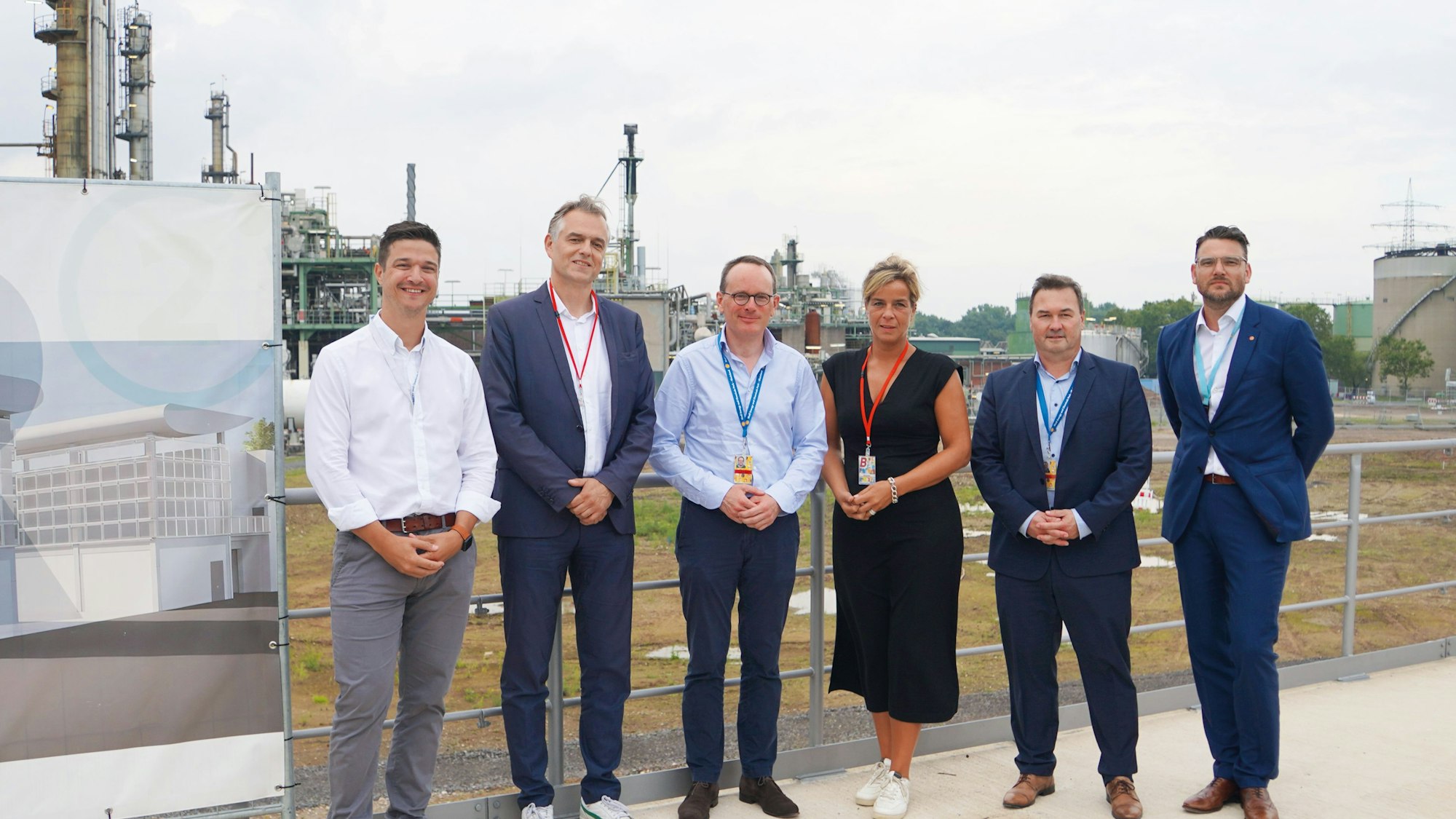 NRW-Wirtschaftsministerin Mona Neubaur mit fünf Vertretern des Shell Energy and Chemicals Park Rheinland.