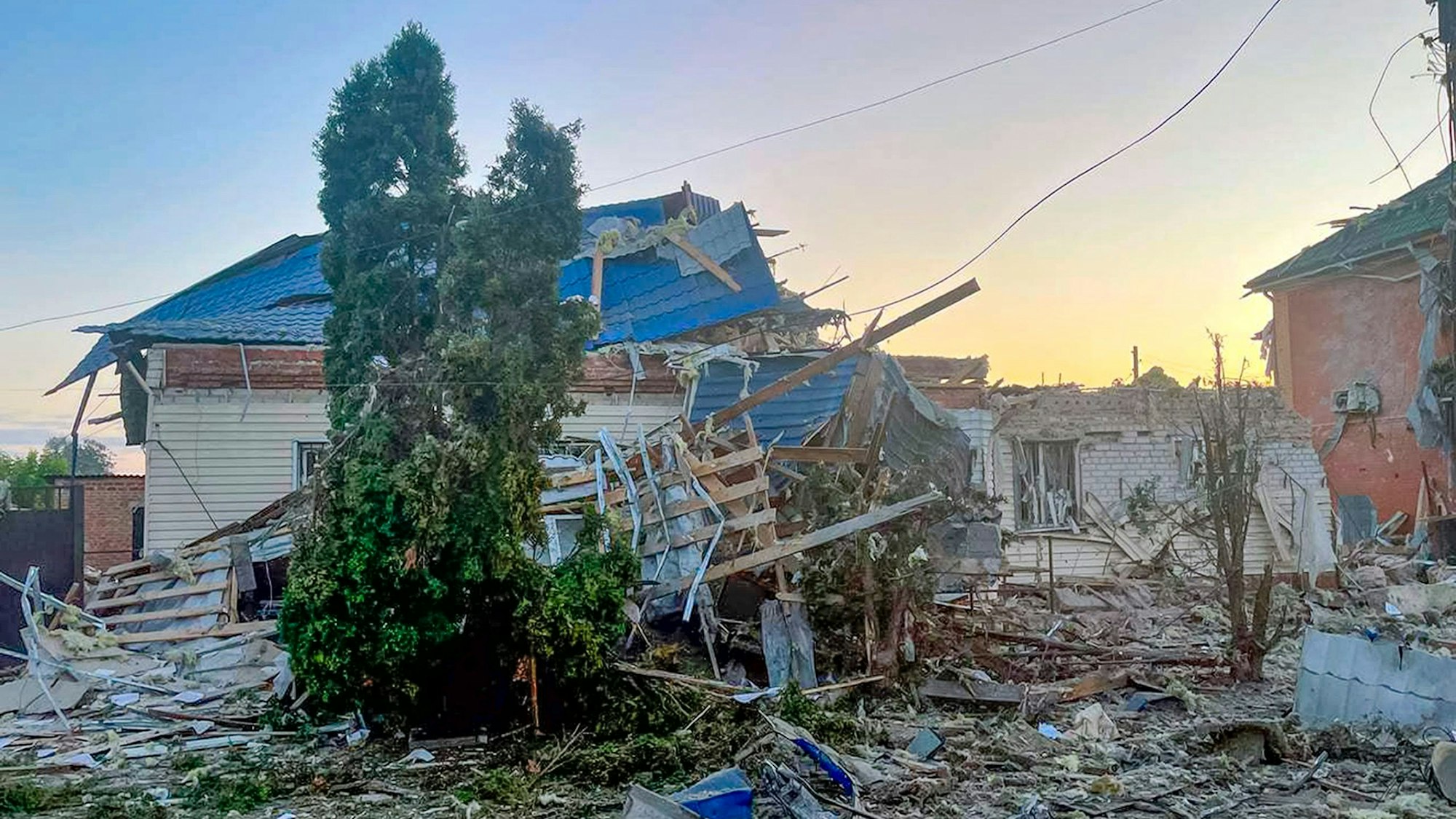 Russland, Kursk: Dieses vom amtierenden Gouverneur der Region Kursk, Alexej Smirnow, über seinen Telegrammkanal veröffentlichtes Foto zeigt ein beschädigtes Haus nach Beschuss.