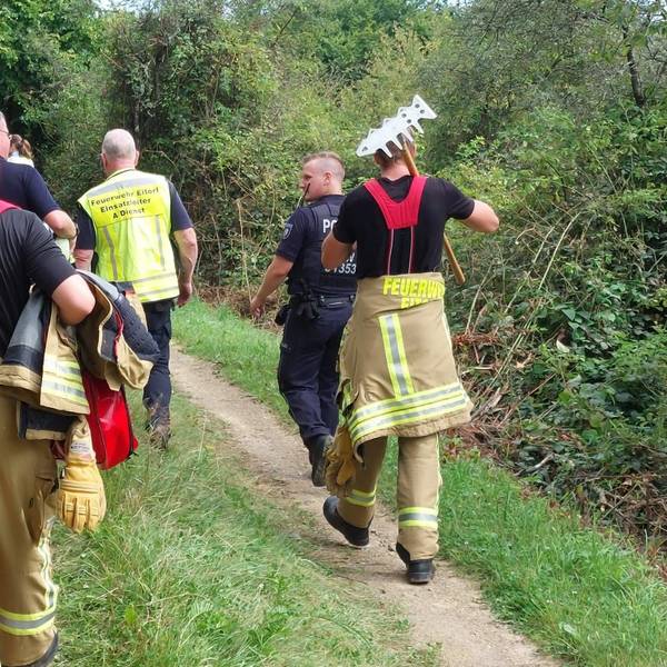 Vergeblich suchte die Eitorfer Feuerwehr mit Polizei und einem Hubschraubeer nach einem abgstürzten Gleitschirmfliegfer, den eine Anwohnerin gemeldet hatte.