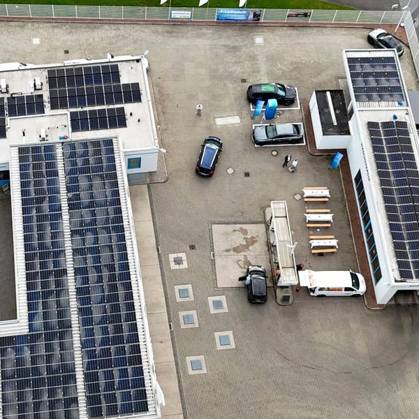 Mehr als nur ein Wetterschutz: Photovoltaik-Anlagen auf einem Tankstellendach.