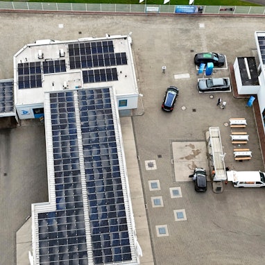 Mehr als nur ein Wetterschutz: Photovoltaik-Anlagen auf einem Tankstellendach.