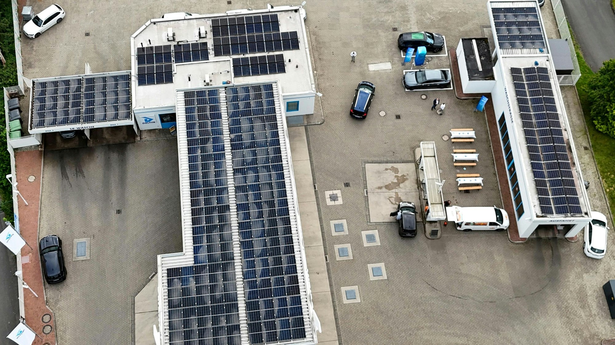 Mehr als nur ein Wetterschutz: Photovoltaik-Anlagen auf einem Tankstellendach.