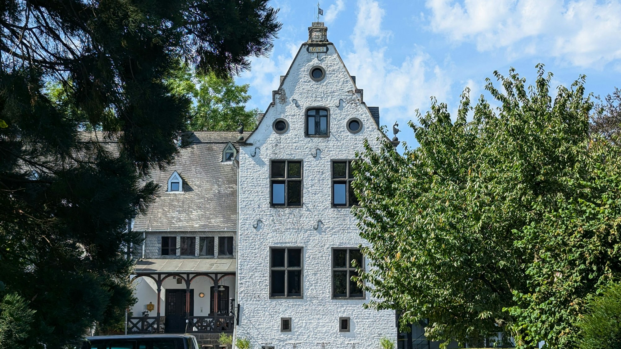 Das Foto zeigt eine Giebelansicht der Wasserburg in Gleuel.