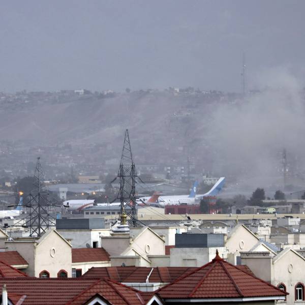 26.08.2021, Afghanistan, Kabul: Rauch steigt von einer Explosion außerhalb des Flughafens in Kabul auf.
