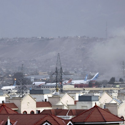 26.08.2021, Afghanistan, Kabul: Rauch steigt von einer Explosion außerhalb des Flughafens in Kabul auf.