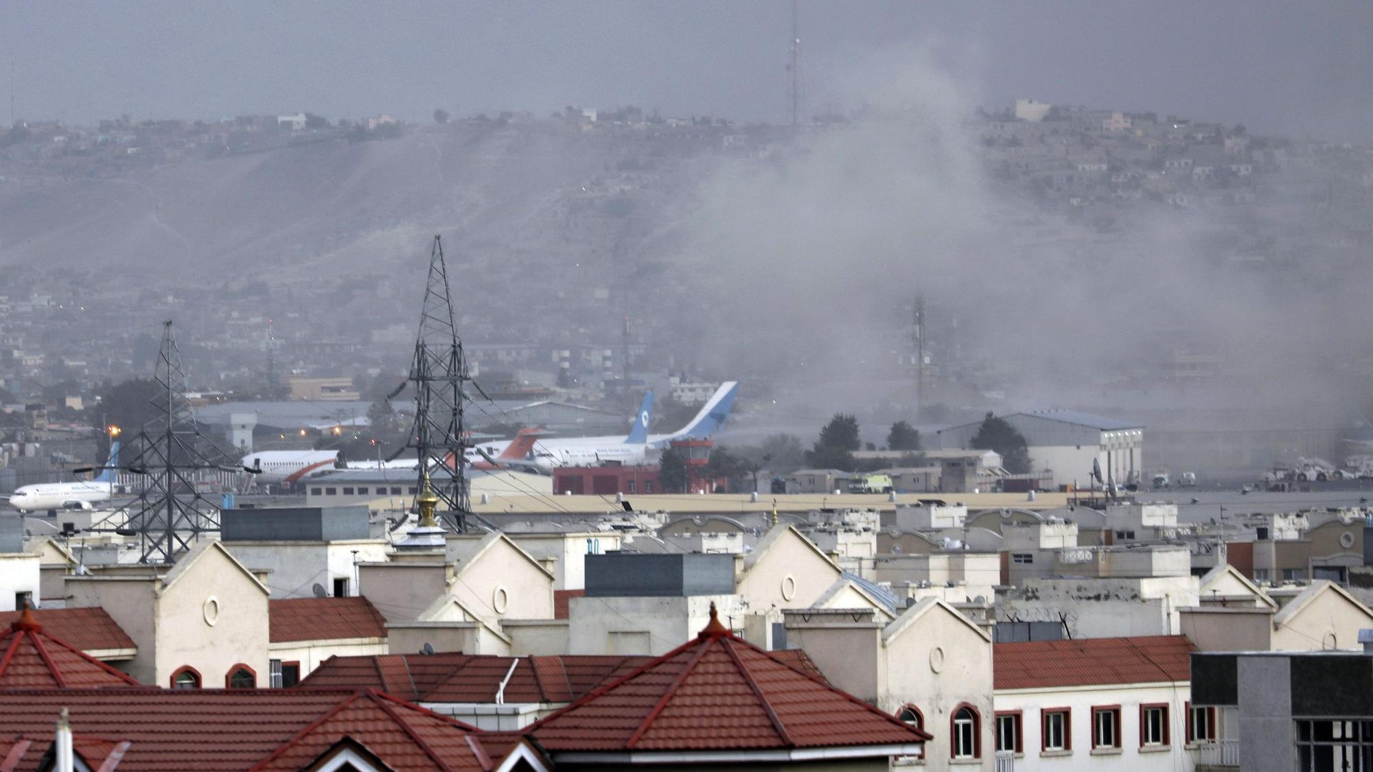 26.08.2021, Afghanistan, Kabul: Rauch steigt von einer Explosion außerhalb des Flughafens in Kabul auf.