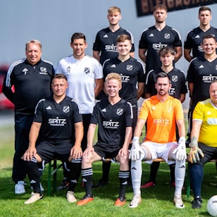 Der SV Frauenberg sitzt und steht zusammen auf einem Gruppenbild auf einem Platz mit Rasen.