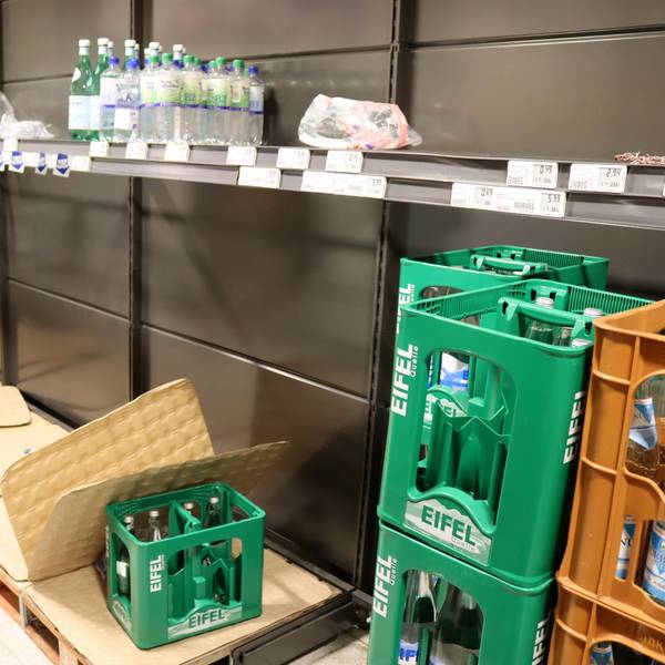 Ein fast leeres Getränkeregal in einem Supermarkt in Mechernich.