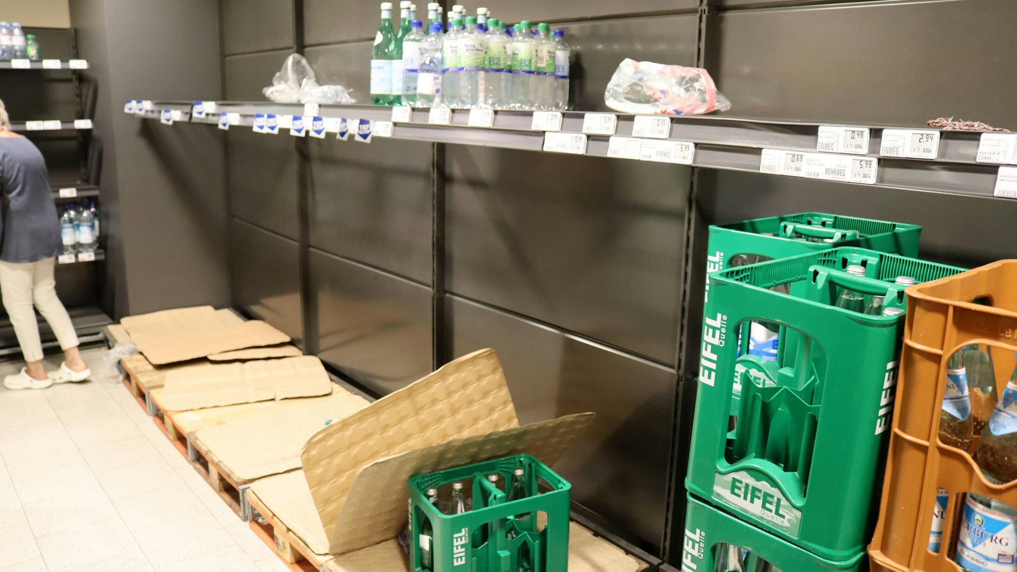 Ein fast leeres Getränkeregal in einem Supermarkt in Mechernich.